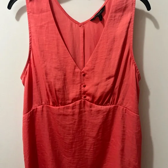 Sleeveless V-neck front and back smooth coral top banana republic, size large - Picture 3 of 4